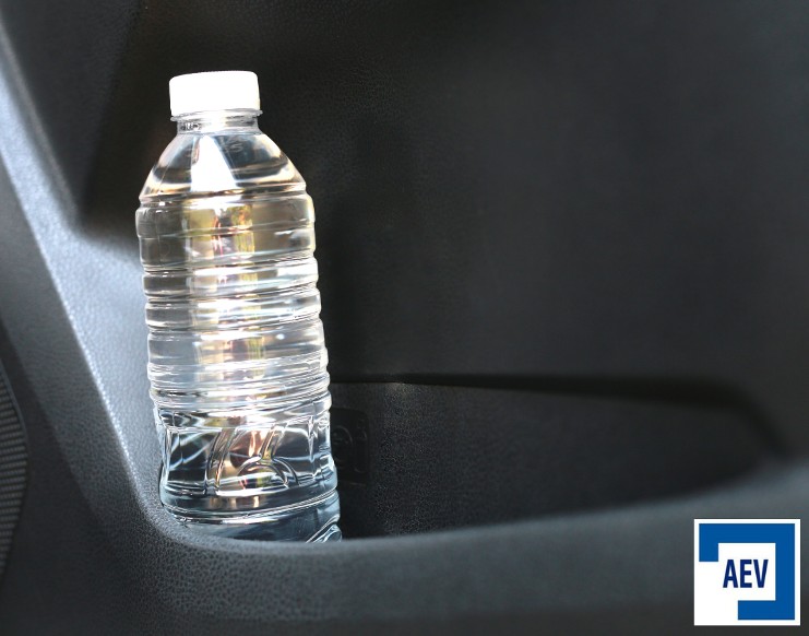 comprobar en tu vehículo cuando hay una ola de calor una botella de agua