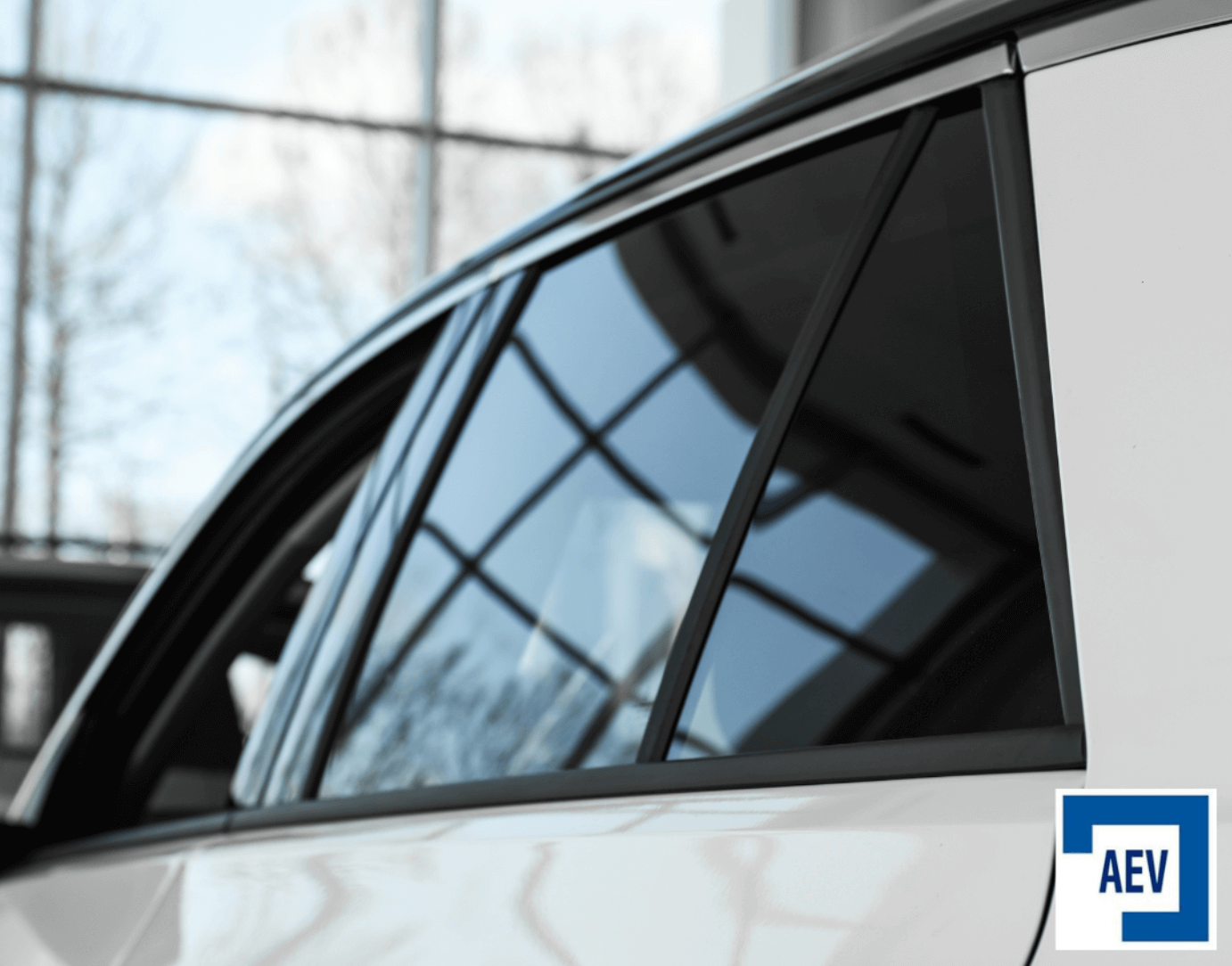 Ventanilla de coche siguiendo los consejos imprescindibles para asegurar la conducción