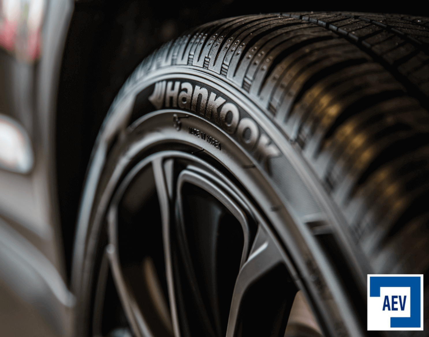 Neumático de coche siguiendo los consejos imprescindibles para asegurar la conducción